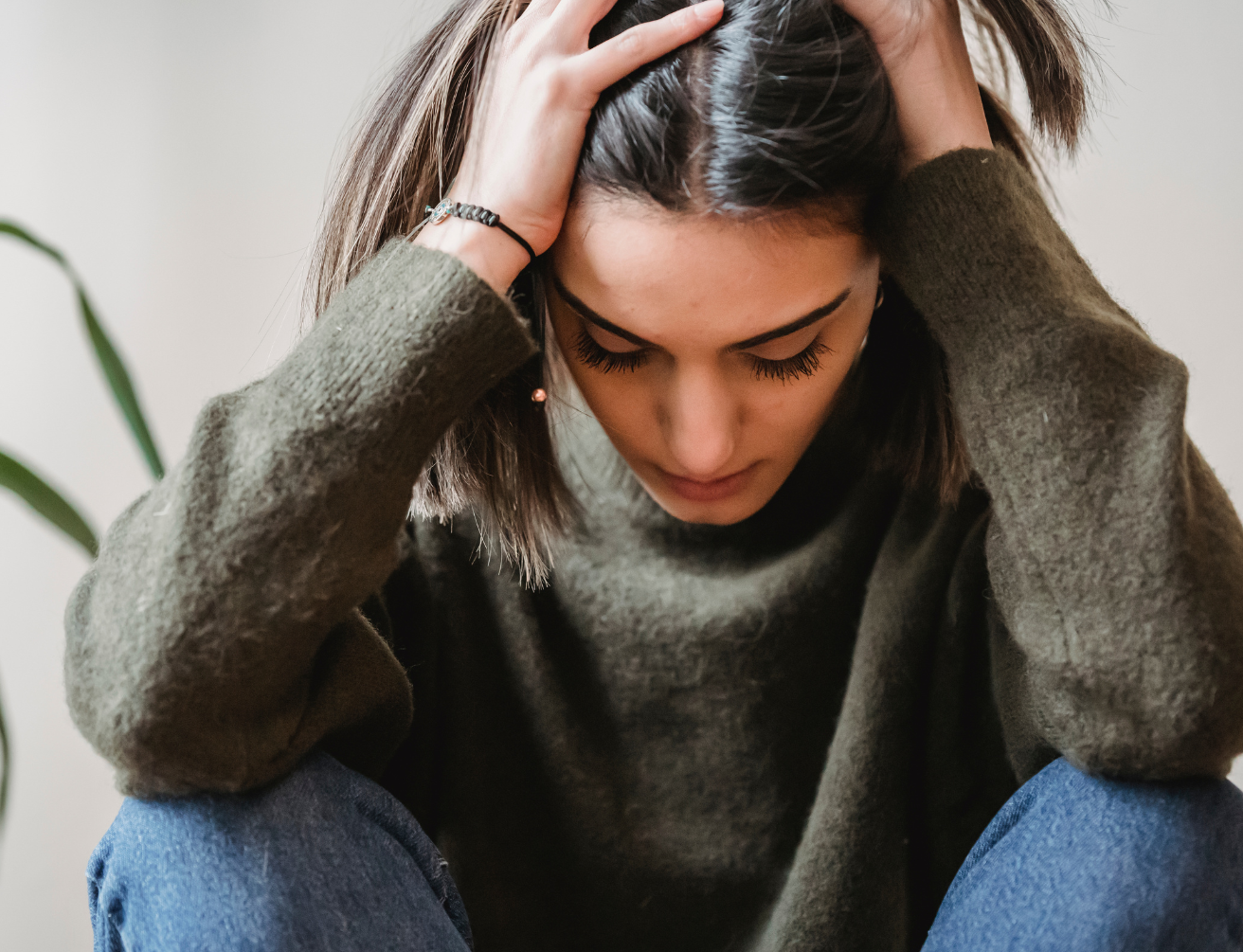 Mujer sujetándose la cabeza en señal de estrés