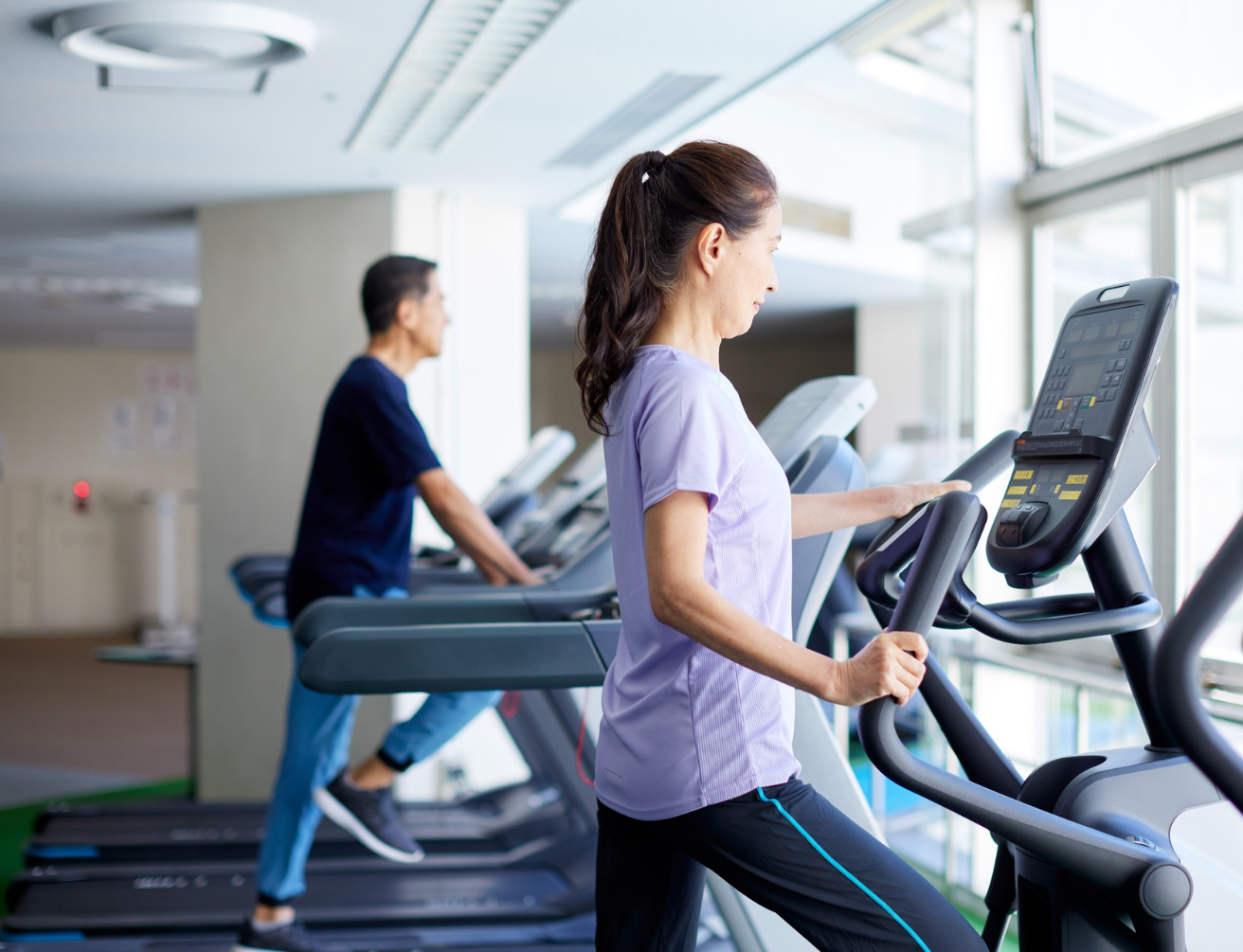Mujer subida en una cinta de correr