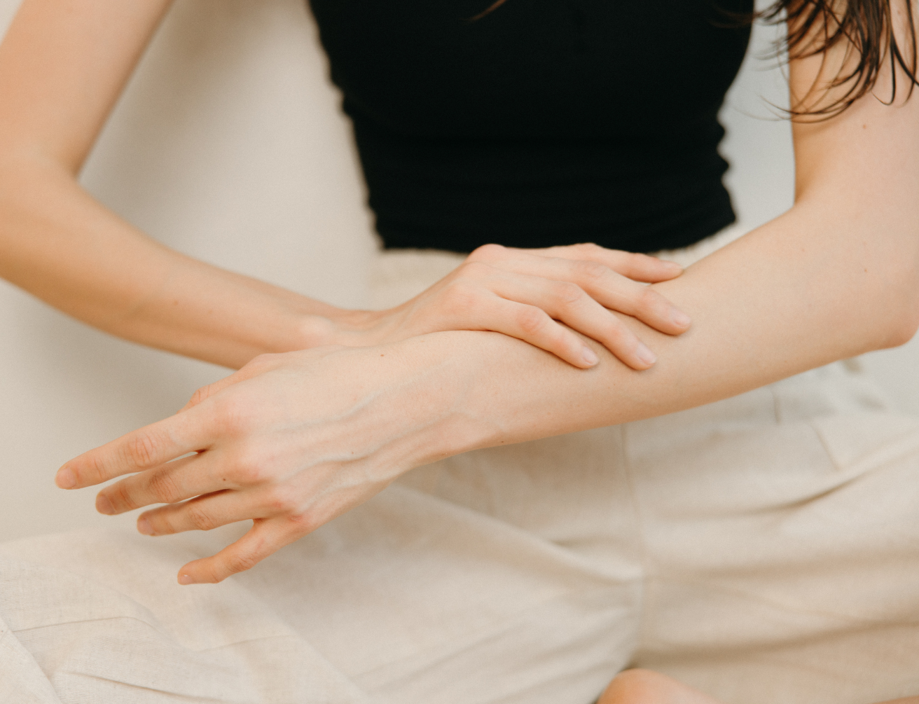 Mujer sujetándose el brazo en señal de dolor