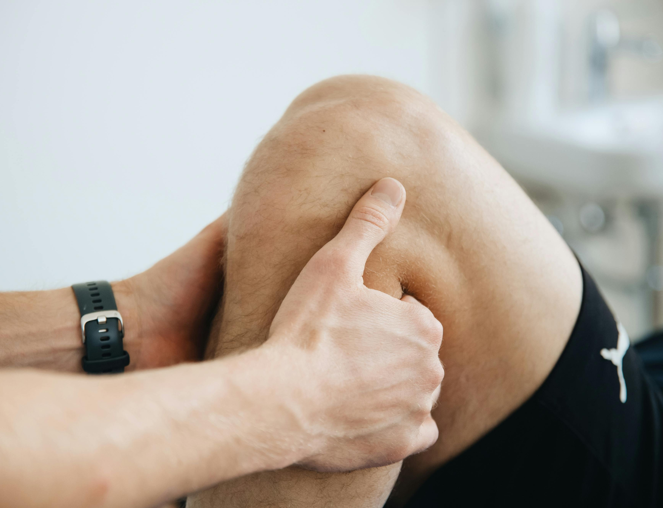 Profesional valorando una lesión de rodilla