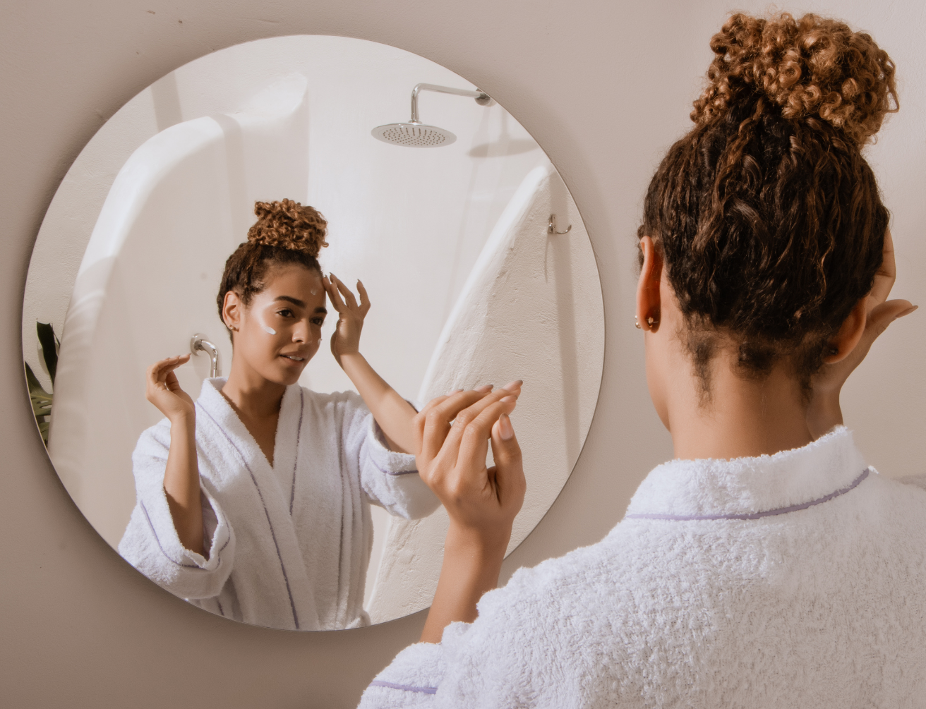 Mujer mirándose en el espejo
